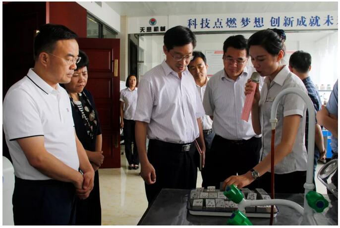 山東省外國(guó)專家局副局長(zhǎng)杜廣選一行蒞臨天意機(jī)械參觀指導(dǎo)